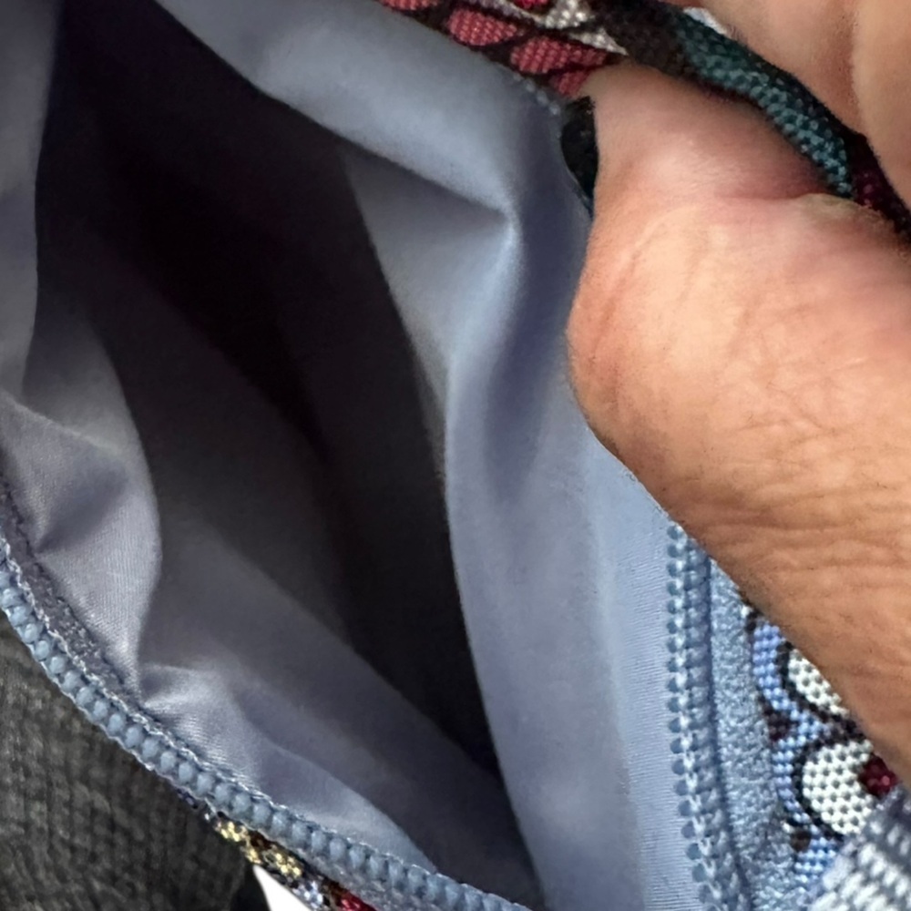 VERA BRADLEY LIGHTEN UP SLING BACKPACK KONA LAVENDER PAISLEY Travel, Hiking EUC - Picture 8 of 9